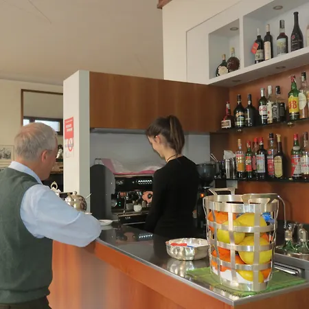 特里酒店